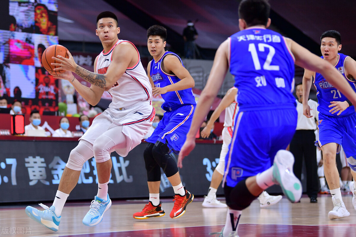 今晨欧超杯传出新动向，俄克拉荷马雷霆官宣签约，管理层表态：信心回归，资深球员宣示担当的简单介绍