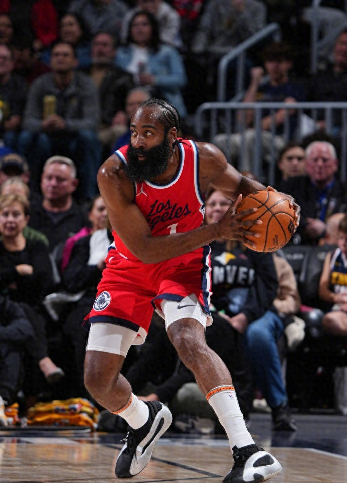 今夜NBA常规赛传出新动向；罗马迎来里程碑；管理层表态——赛场秩序良好；轮换策略成焦点的简单介绍